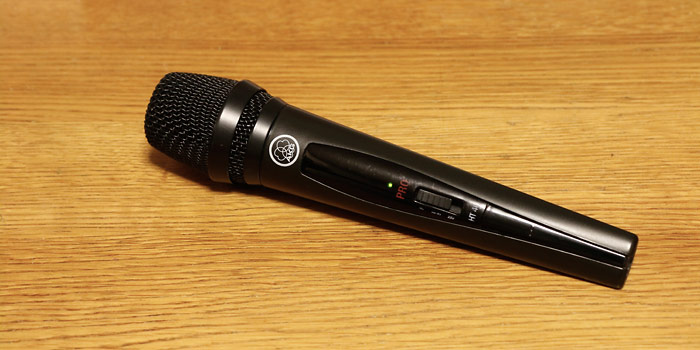 AKG:n langaton käsimikki (myös osa M1-pakettia)