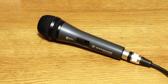 Sennheiserin langallinen mikki (kytkin, myös osa äänentoistopaketteja)